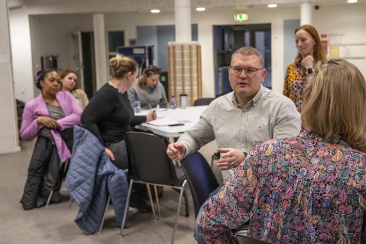 "Vi vil gerne slå et slag for, at få alle børn og forældre med i klassefællesskabet," siger skolebestyrelsesmedlem, Casper Larsen.